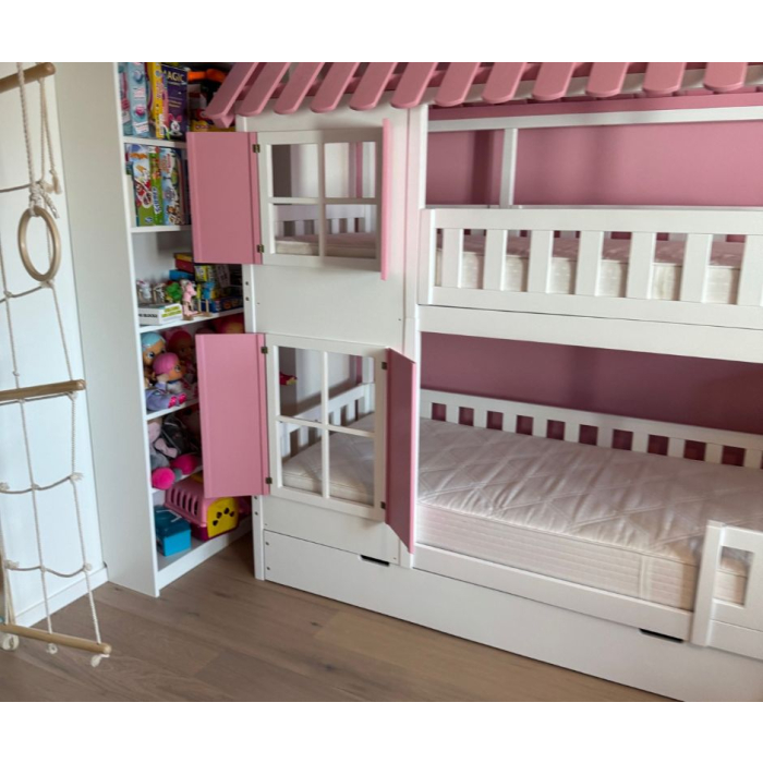 Etagenbett mit Treppe, Rutsche und Geländer in einem österreichischen Kinderzimmer in Graz